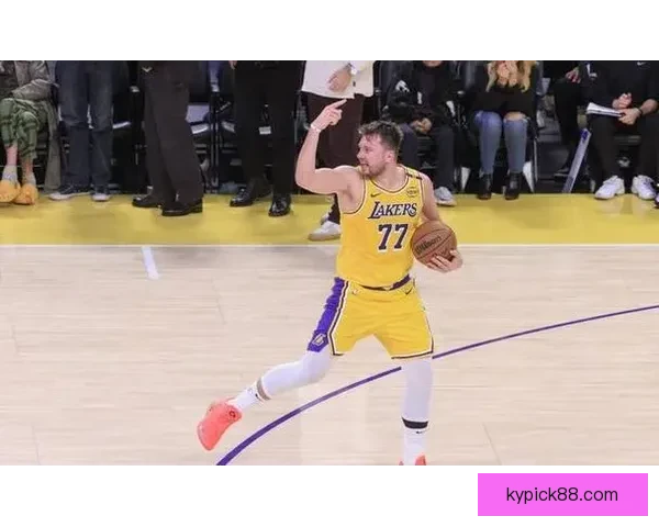 詹姆斯盛赞东契奇关键时刻统治比赛直言疲惫仍全力拼下胜利